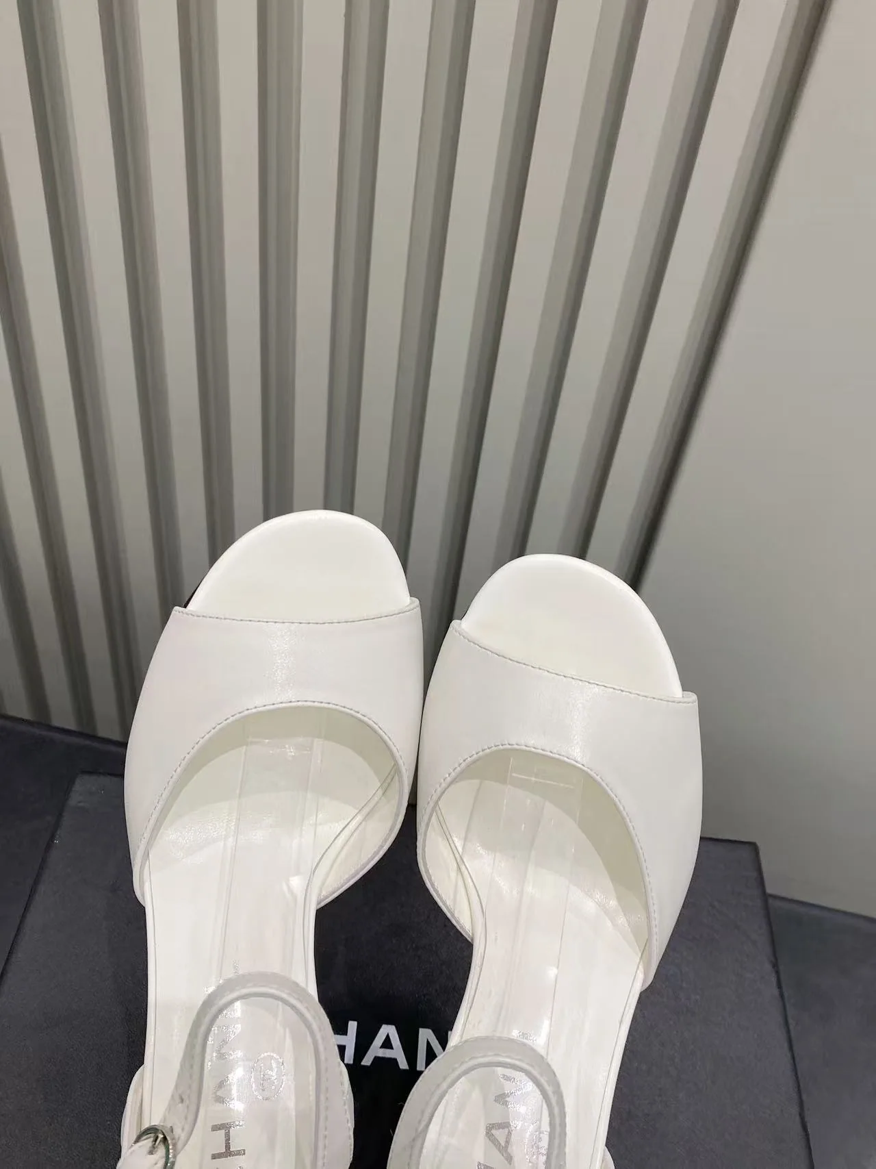 샤넬 스몰 피쉬토 진주 장식 하이힐 샌들 상세 이미지 4