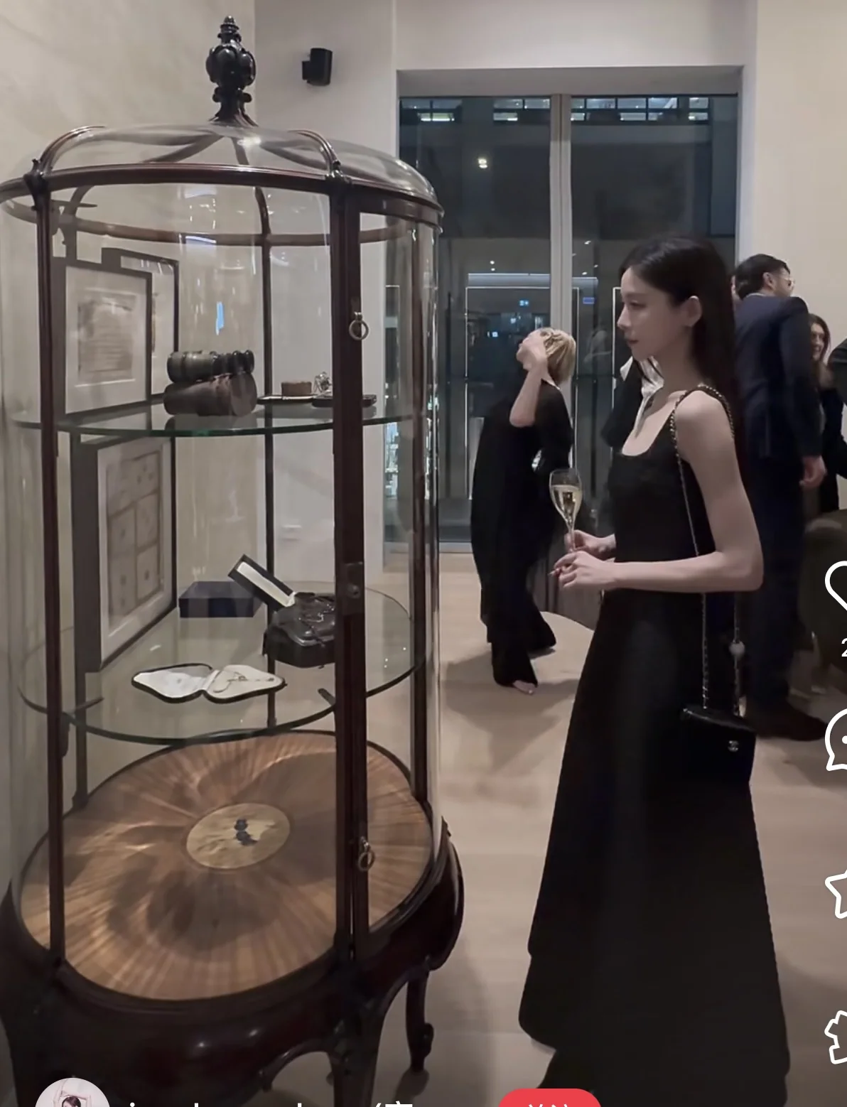 디올 블랙 골드 나비 매듭 홀터넥 원피스 상세 이미지 9