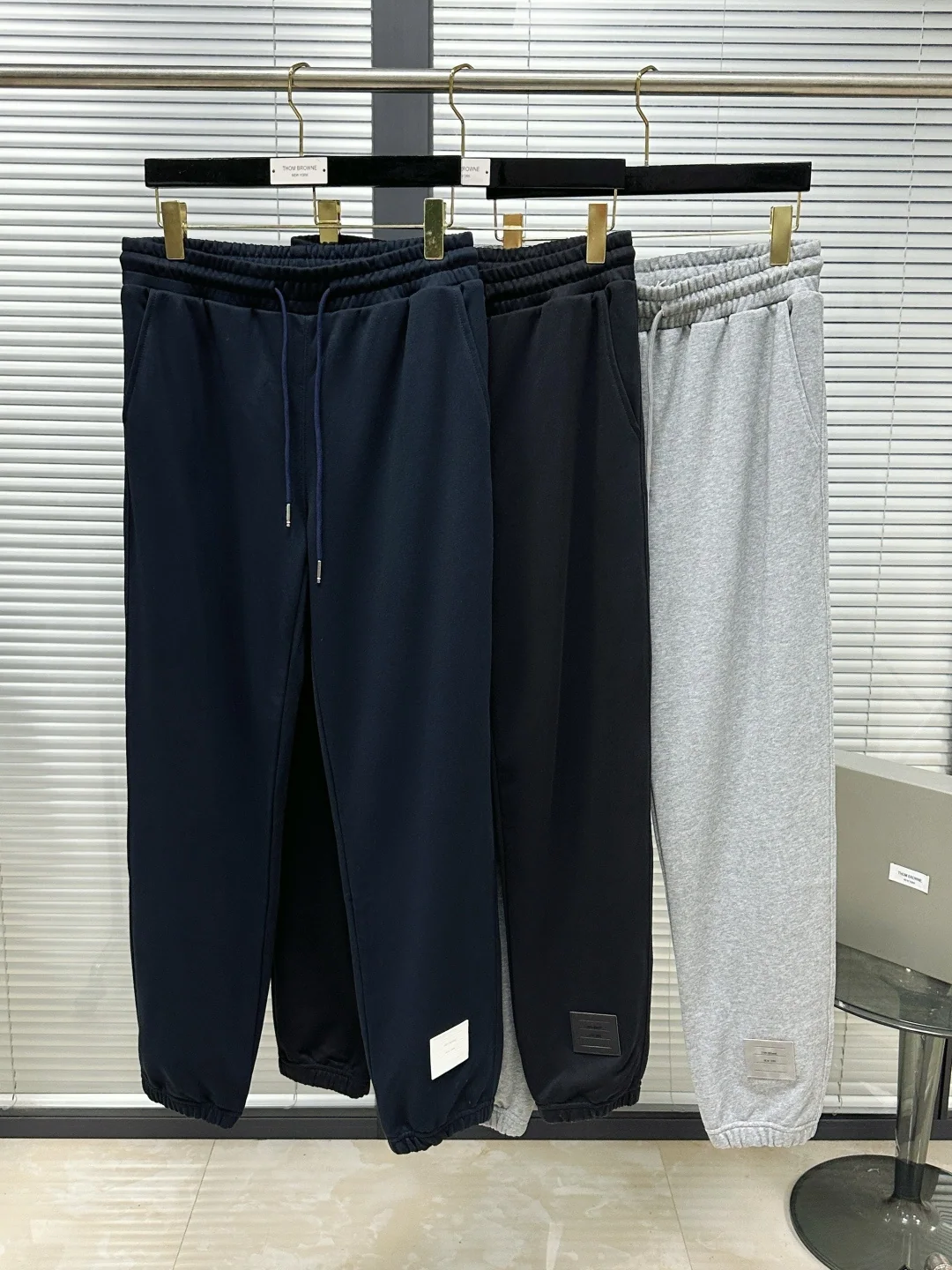 톰브라운 가죽 라벨 스웨트팬츠 남성 바지 상세 이미지 2