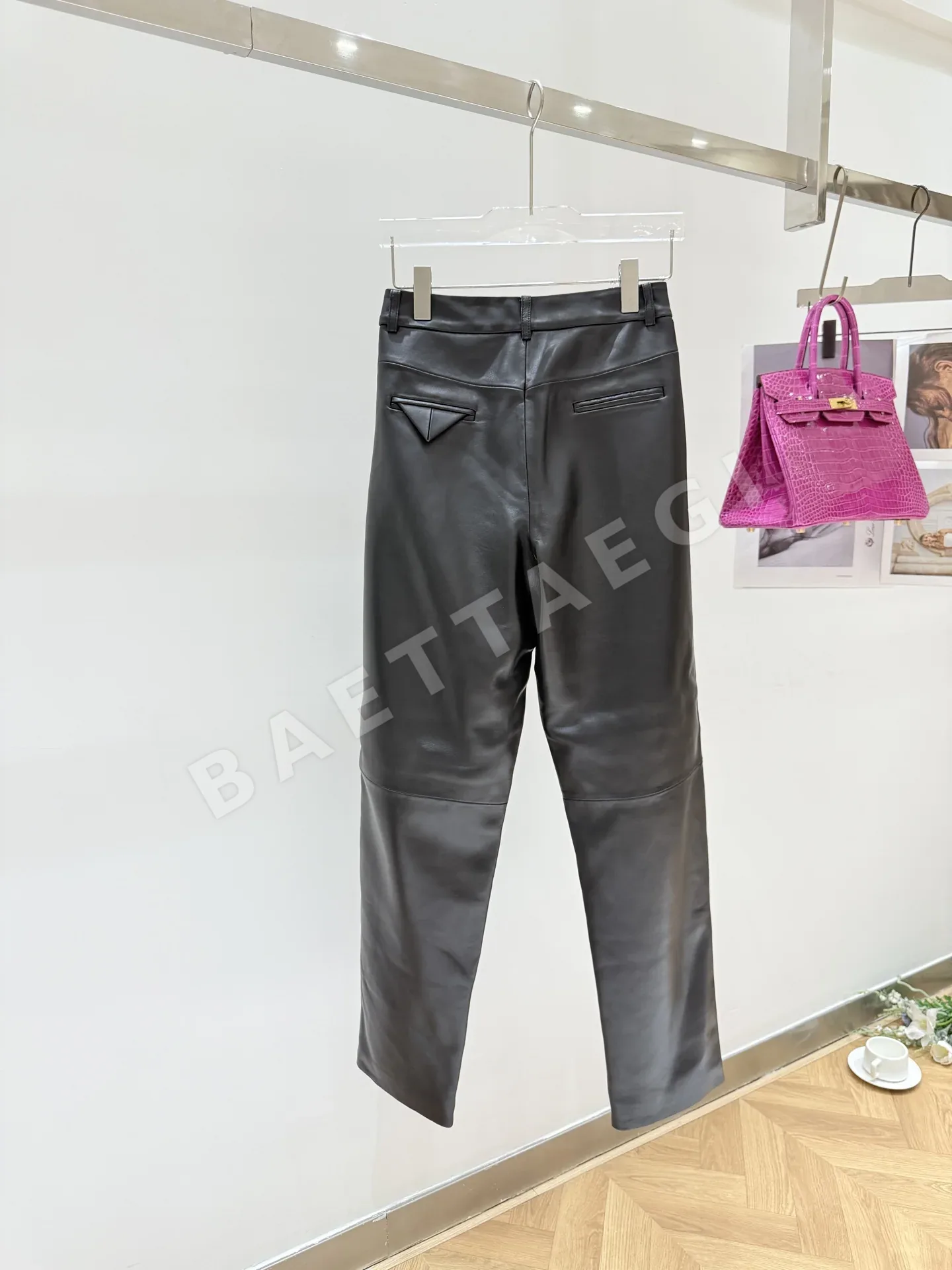 보테가베네타 램스킨 와이드 테이퍼드 바지 상세 이미지 8