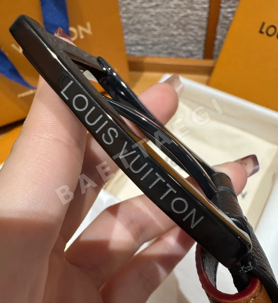 루이비통 가죽 LV 엠보스 남성 벨트 35MM 상세 이미지 8