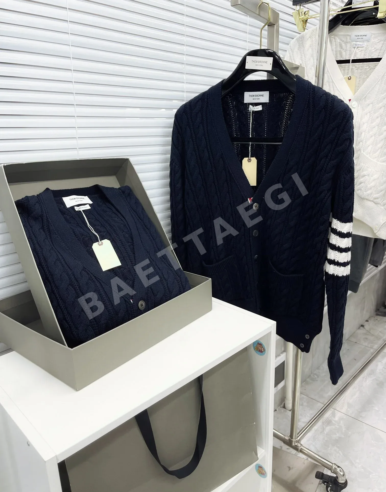 톰브라운 케이블 니트 남성 가디건 상세 이미지 9