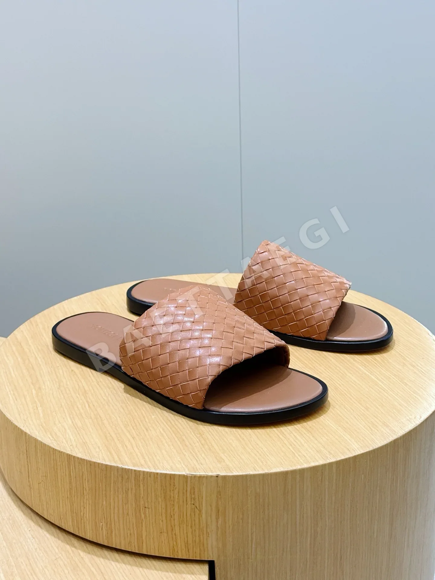 보테가베네타 인트레차토 가죽 뮬 샌들 상세 이미지 3