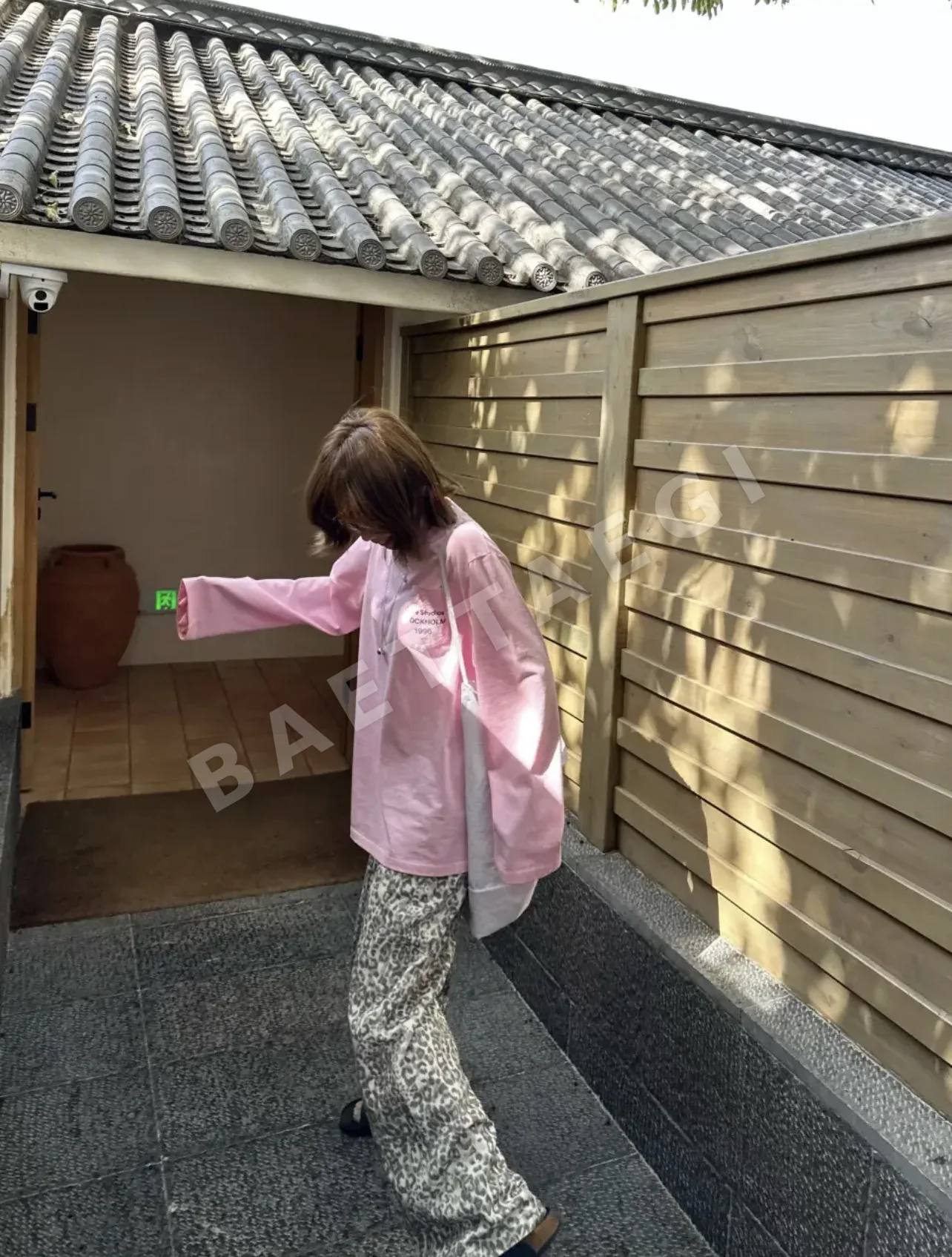 아크네스튜디오 핑크 포켓 긴팔 티셔츠 상세 이미지 6