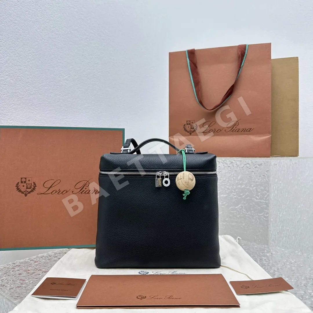 로로피아나 블랙 소가죽 백팩 128812