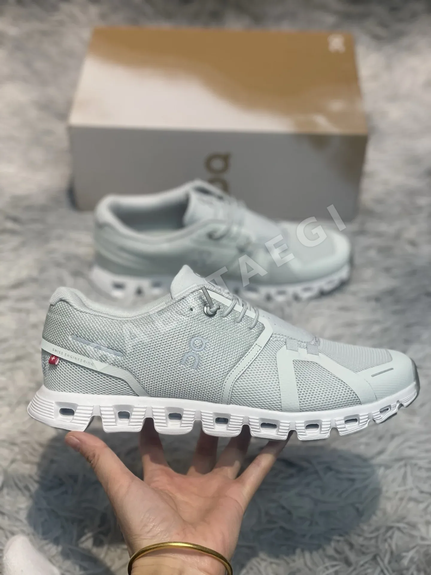 ON Run Cloud 6 캐주얼 경량 러닝화 102677