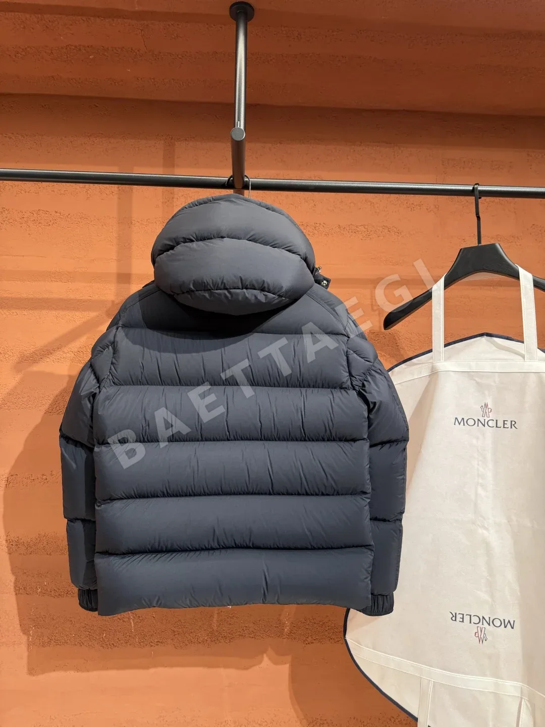 몽클레르 남성 네이비 패딩 상세 이미지 9