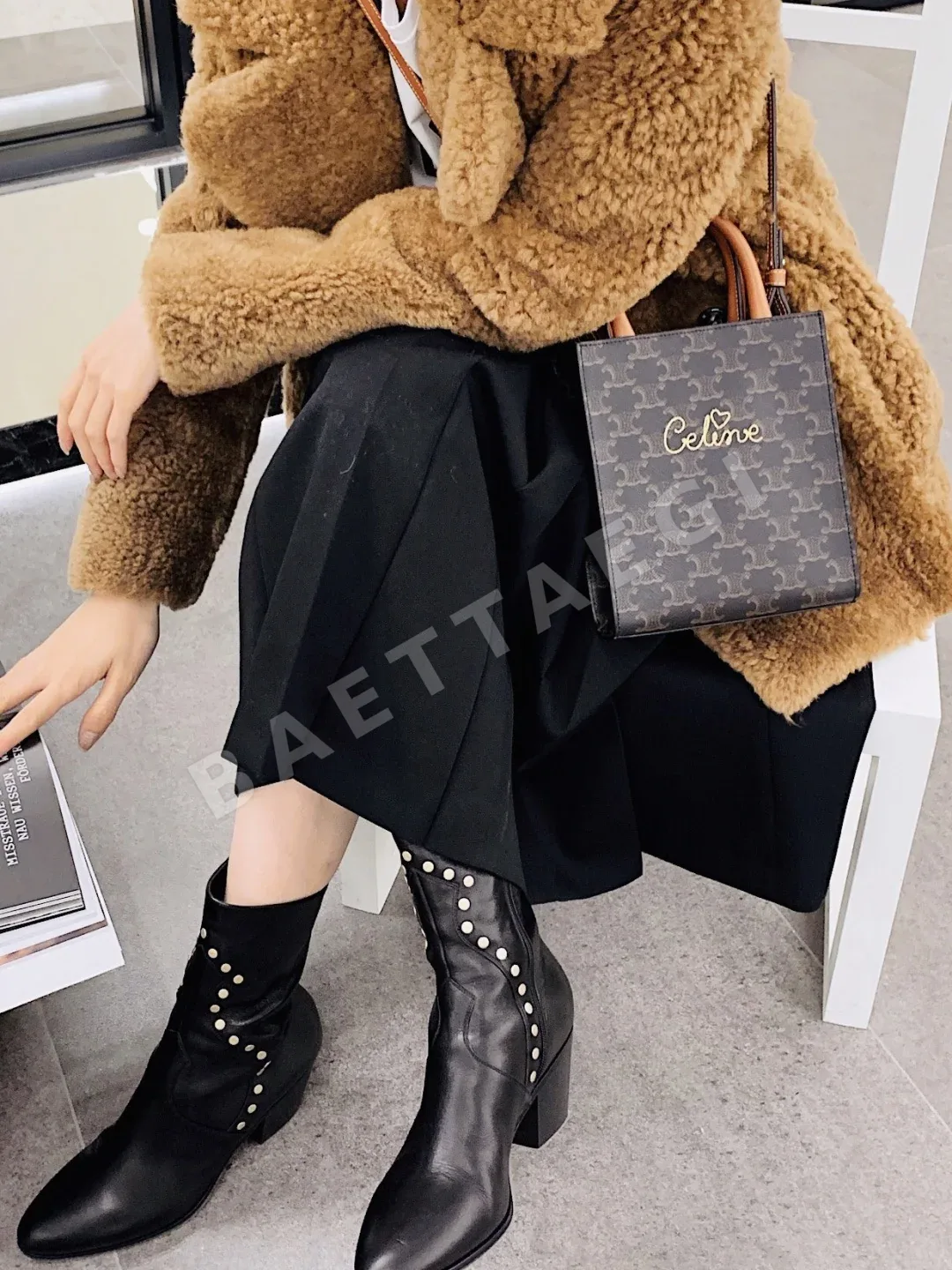 셀린느 모노그램 자수 하트 미니 토트백 상세 이미지 4