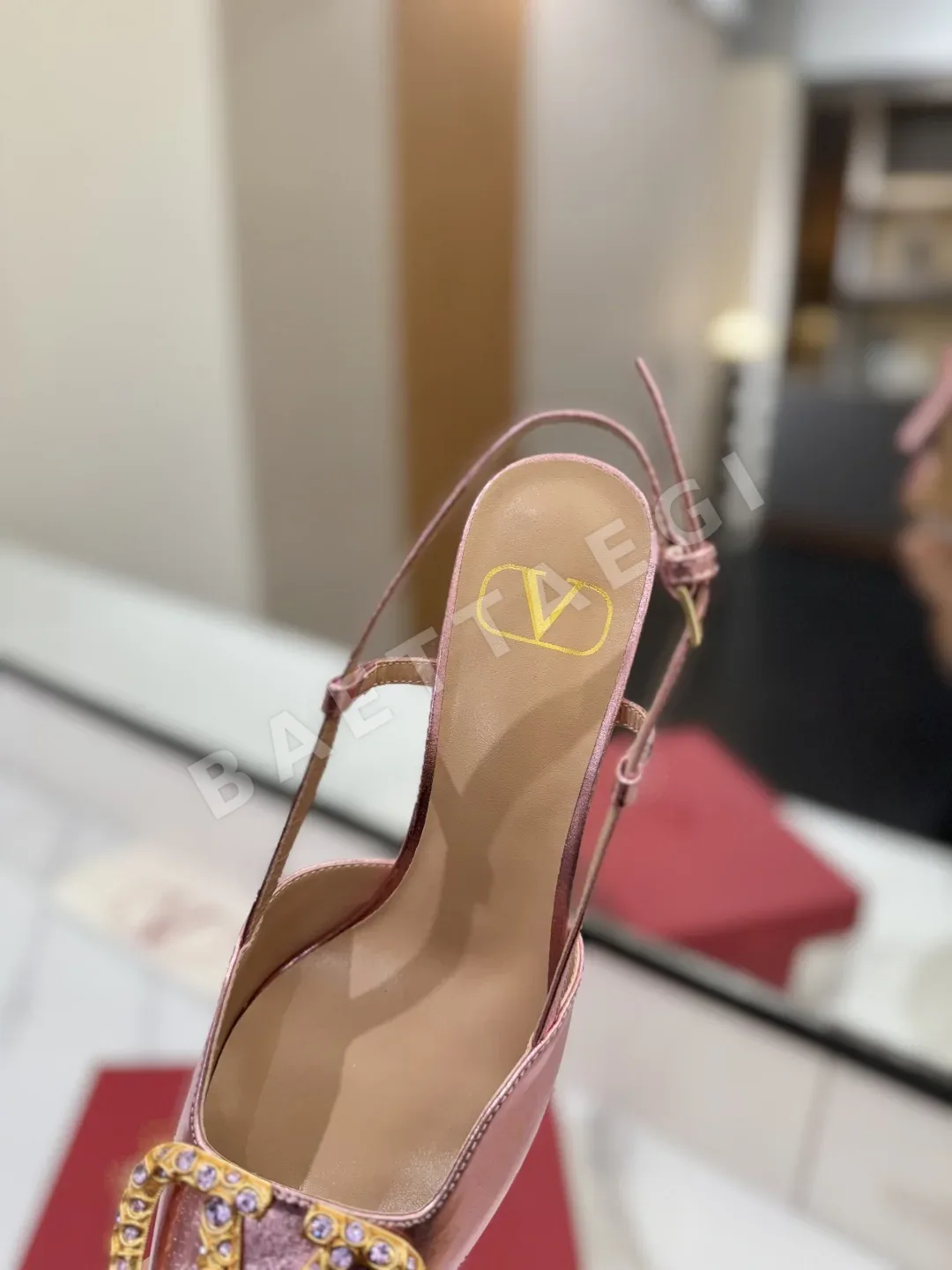 발렌티노 뾰족 앞코 V 버클 샌들 상세 이미지 8