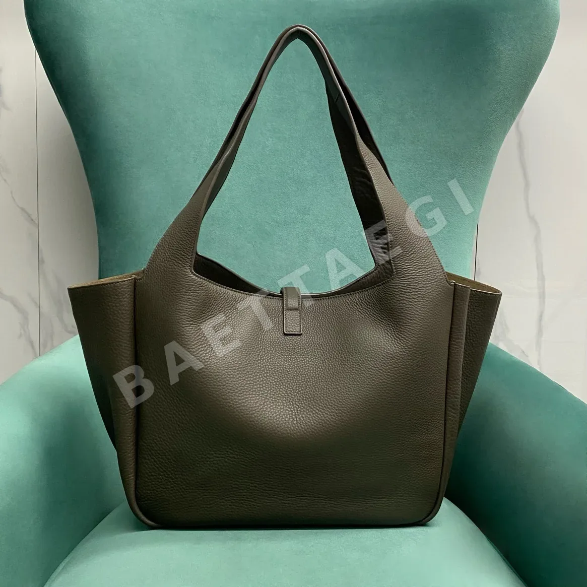 생로랑 YSL Bea 골드 장식 숄더백 상세 이미지 2