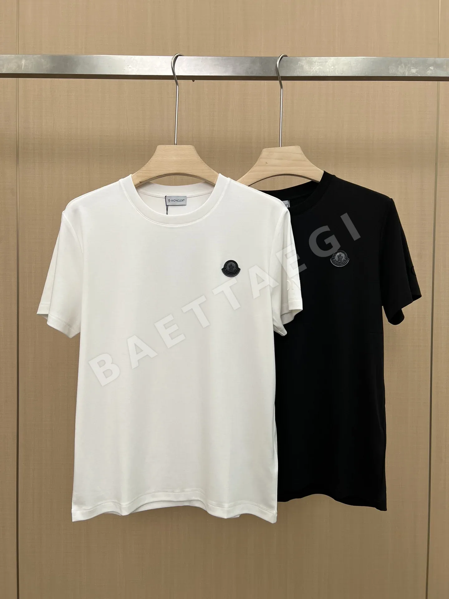 몽클레르 배지 로고 남성 반팔 티셔츠 48495