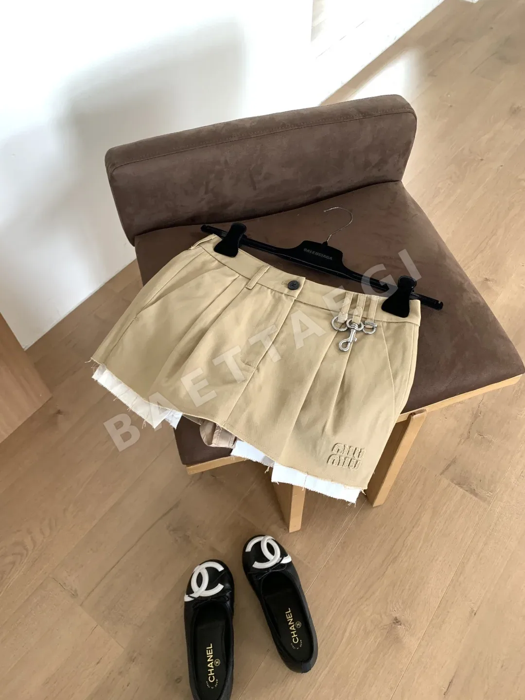 미우미우 카키 워크웨어 스타일 플리츠 스커트