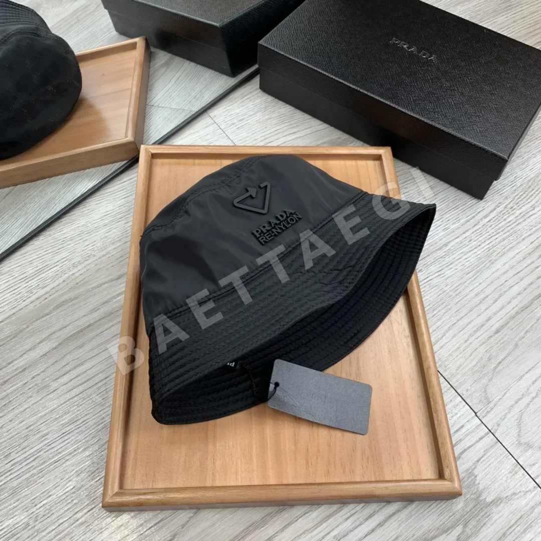 프라다 양면 삼각로고 버킷햇 상세 이미지 3