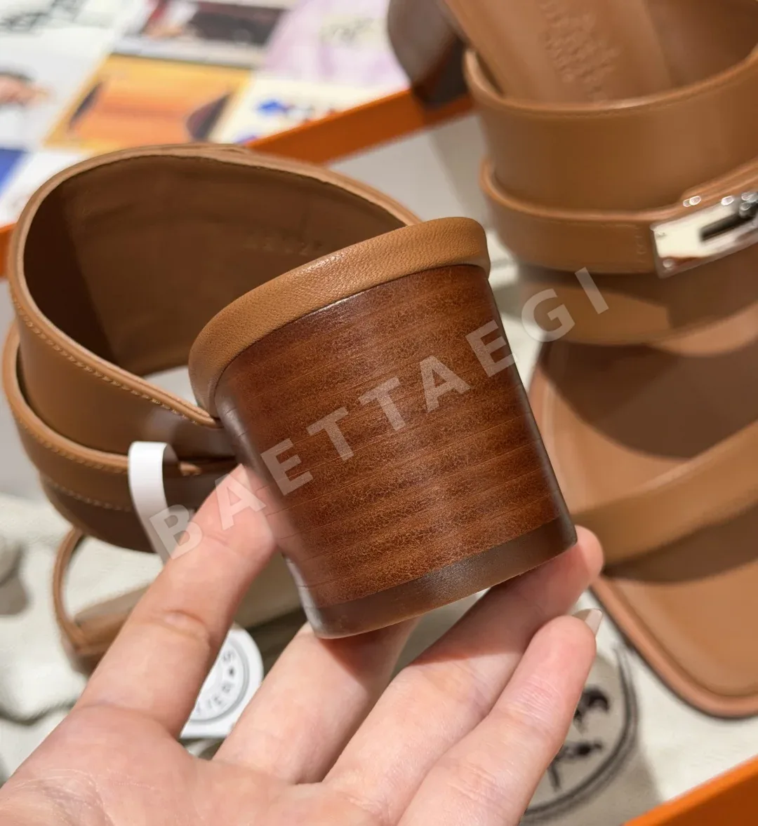 에르메스 샌들 골든 브라운 카프스킨 50mm 굽 높이 상세 이미지 9