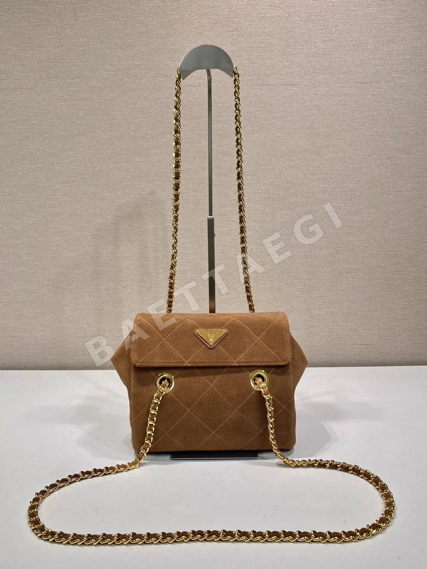 프라다 스웨이드 다이아몬드 퀼팅 체인 호보백 1BD600