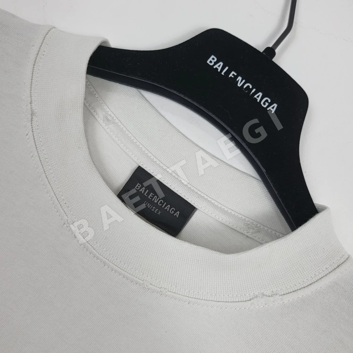 발렌시아가 워싱 처리 찢어진 코튼 반팔 티셔츠 801 상세 이미지 3