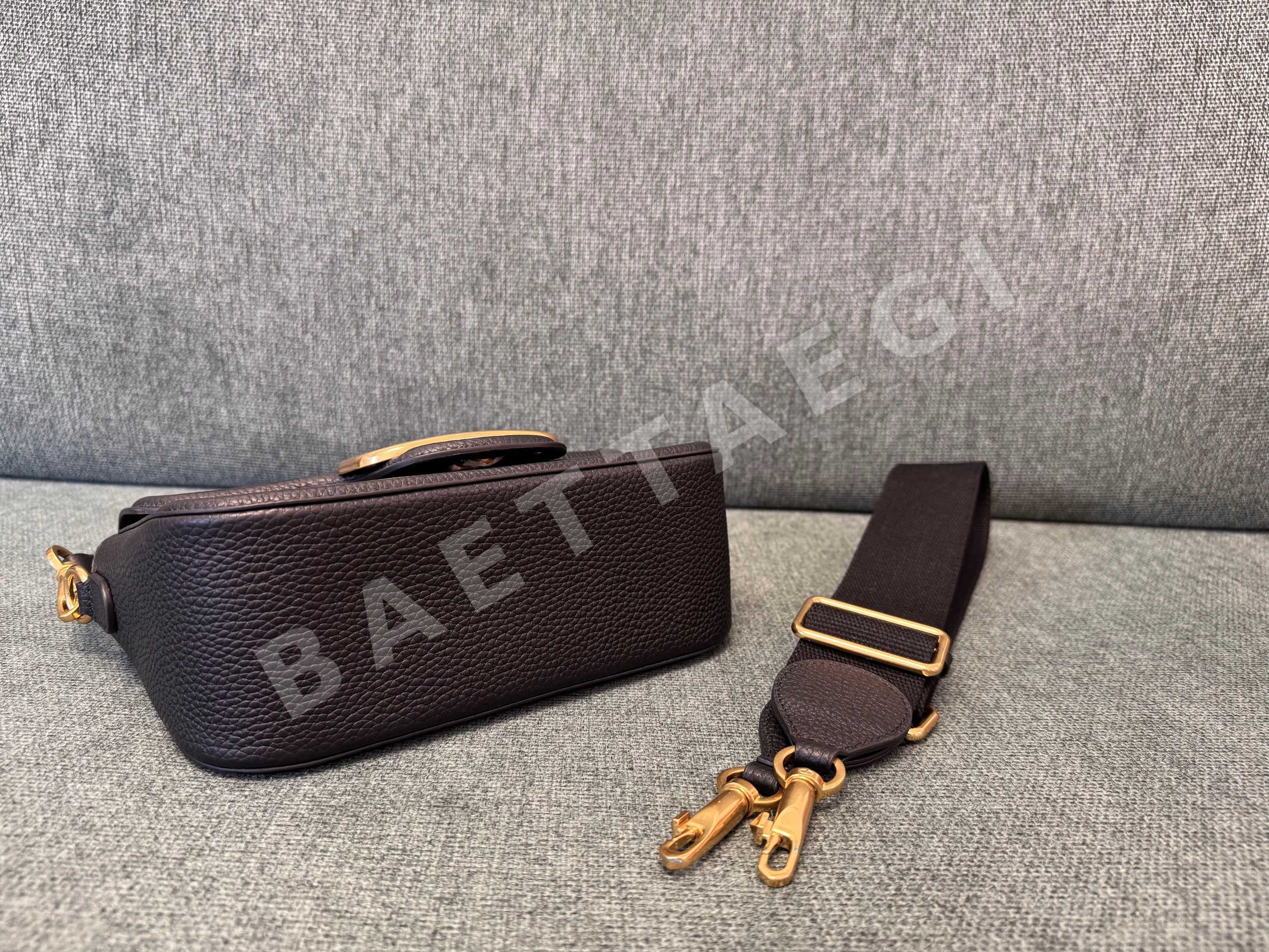 발렌티노 올타임 V로고 카프스킨 크로스백 상세 이미지 4