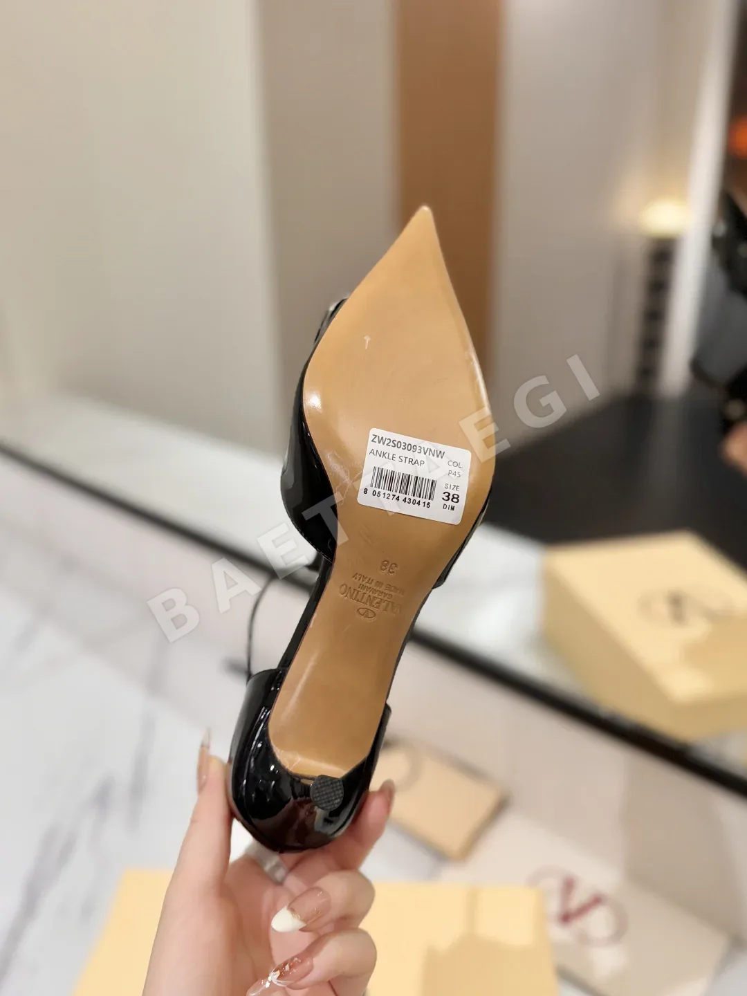 발렌티노 V 로고 버클 샌들 상세 이미지 9