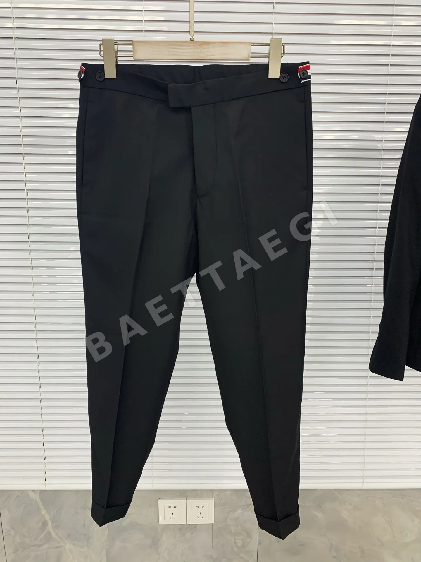 톰브라운 클래식 핏 드레스 팬츠 남성 바지 상세 이미지 4