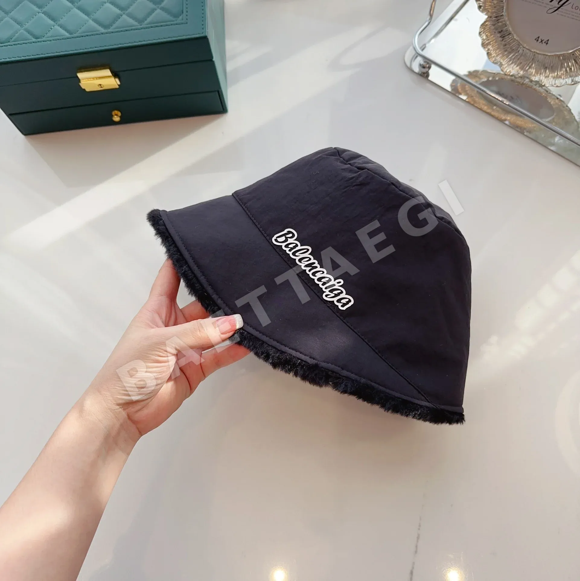 발렌시아가 토끼 모피 버킷 햇 상세 이미지 5