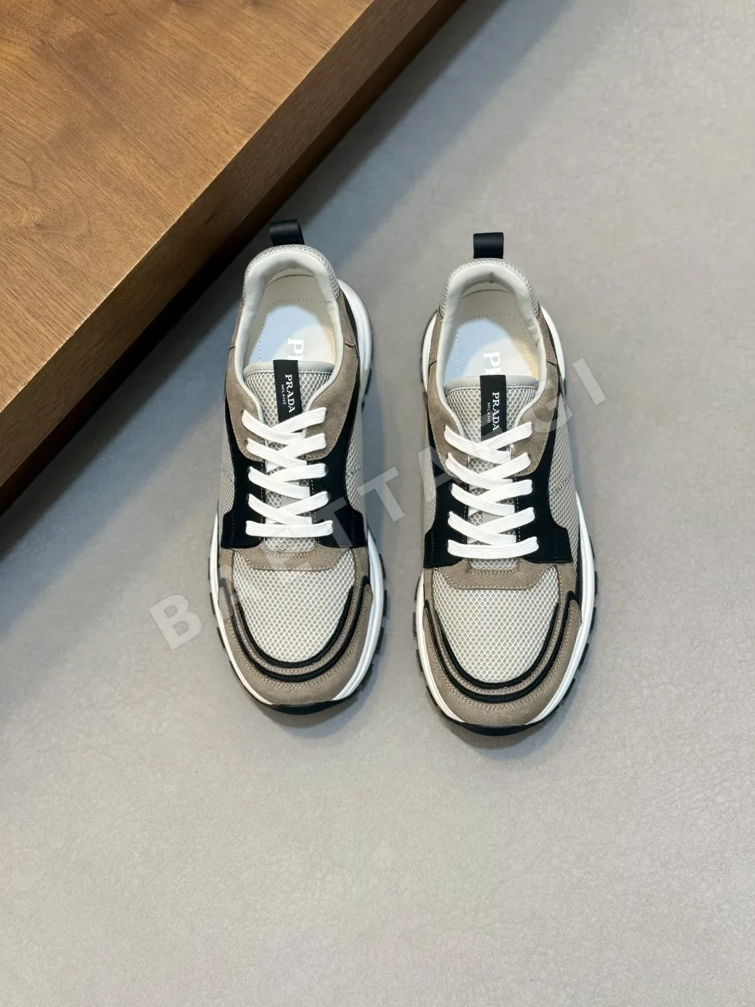 프라다 Linea Rossa 스웨이드 메시 스니커즈 113360
