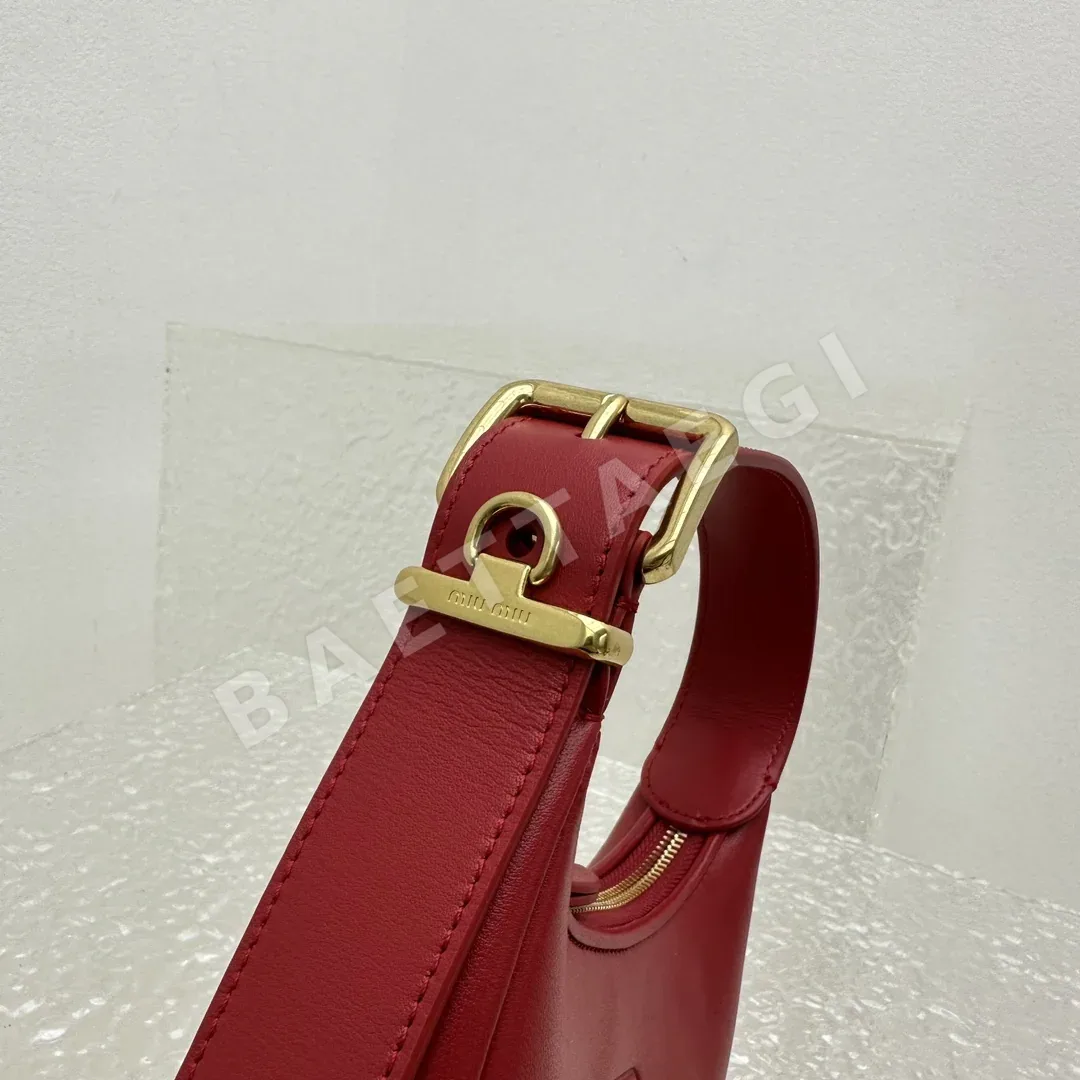 미우미우 윈터 호보 스몰 레더 가방 상세 이미지 6