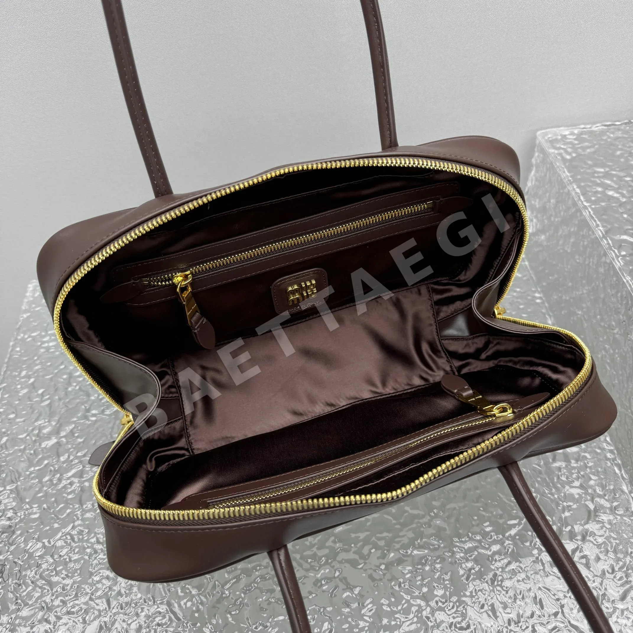 미우미우 초콜릿 브라운 롱 핸들 볼링백 상세 이미지 8
