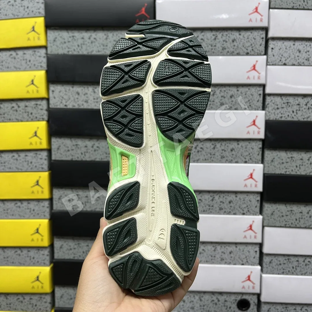 아식스 [WZ] 젤 큐뮬러스 16 1203A763-100 200408 Asics Gel-Cumulus 16 Green Cream Ivory 상세 이미지 7