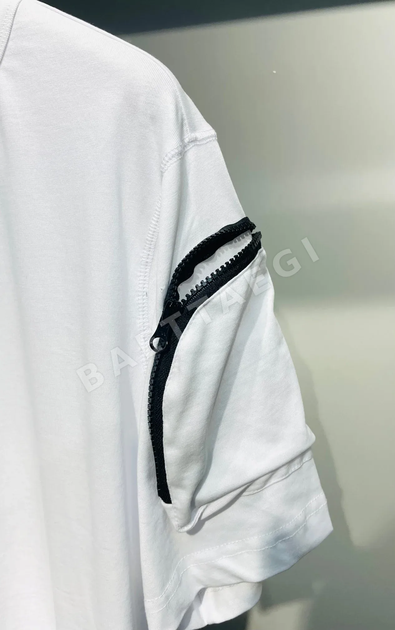 스톤아일랜드 코팅 오가닉 코튼 지퍼 암포켓 반팔 티셔츠 상세 이미지 6