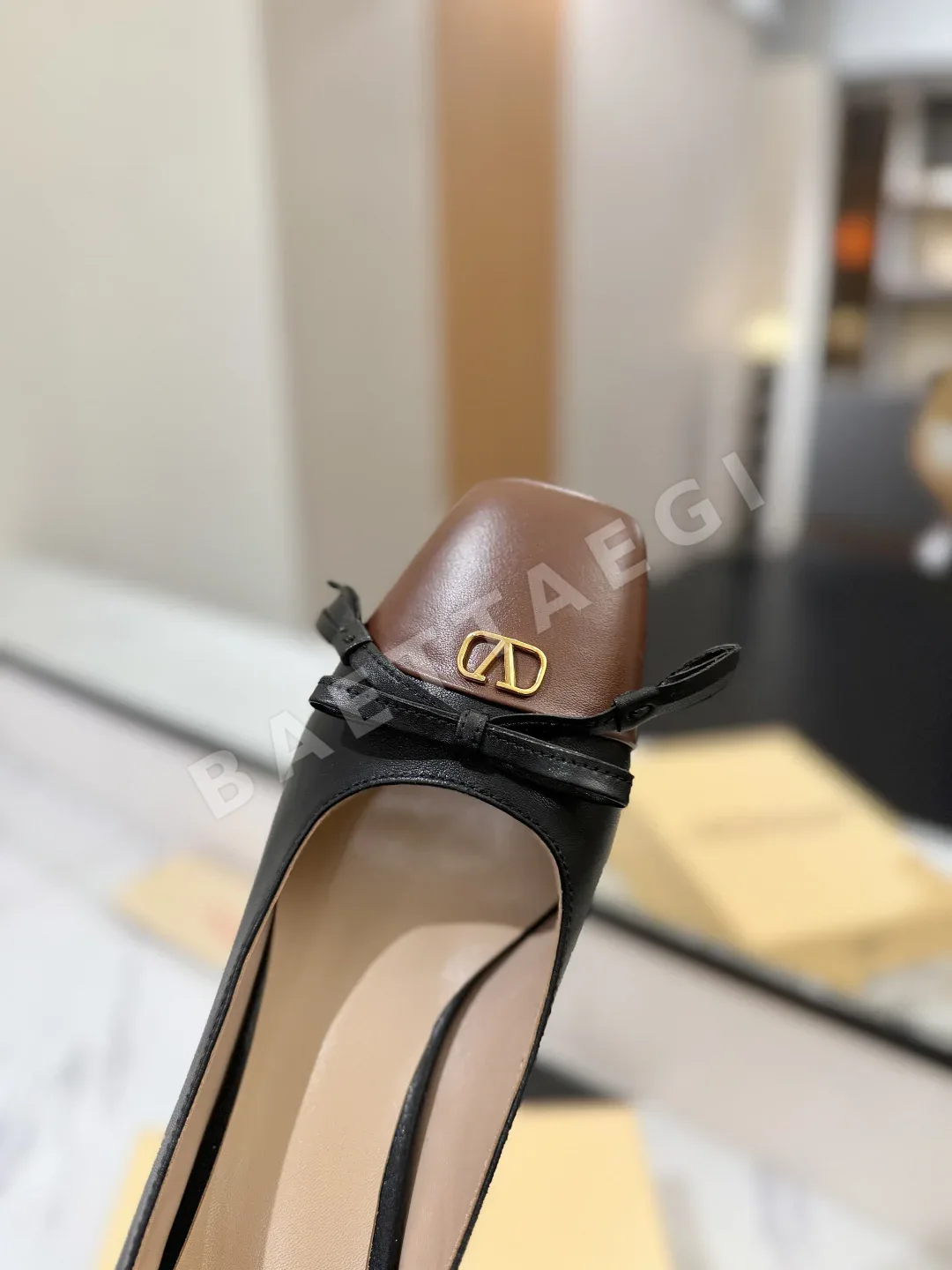 발렌티노 라운드토 백클 챙키 힐 신발 상세 이미지 6