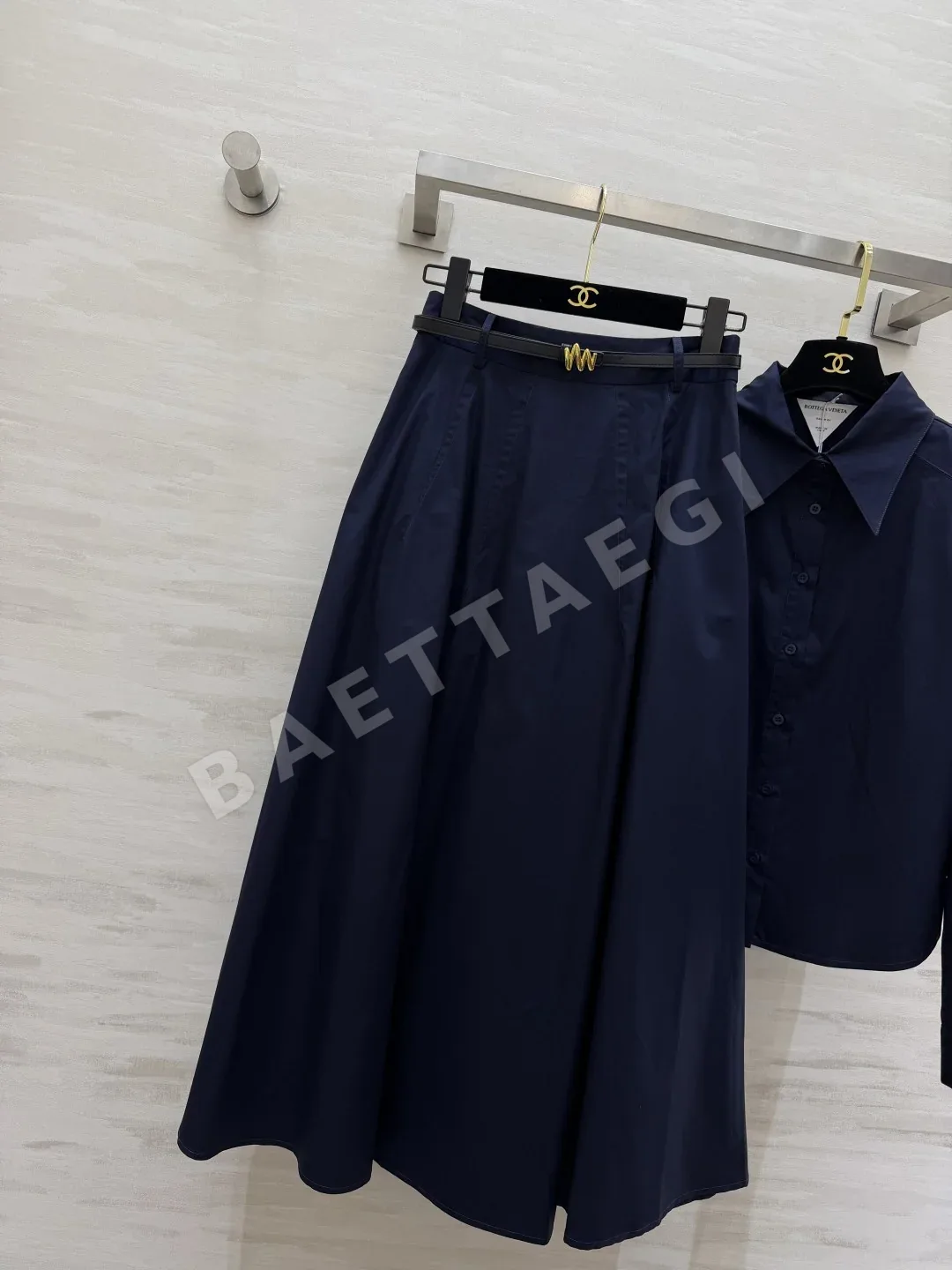 보테가베네타 네이비 포인티드 카라 셔츠 스커트 세트 상세 이미지 9