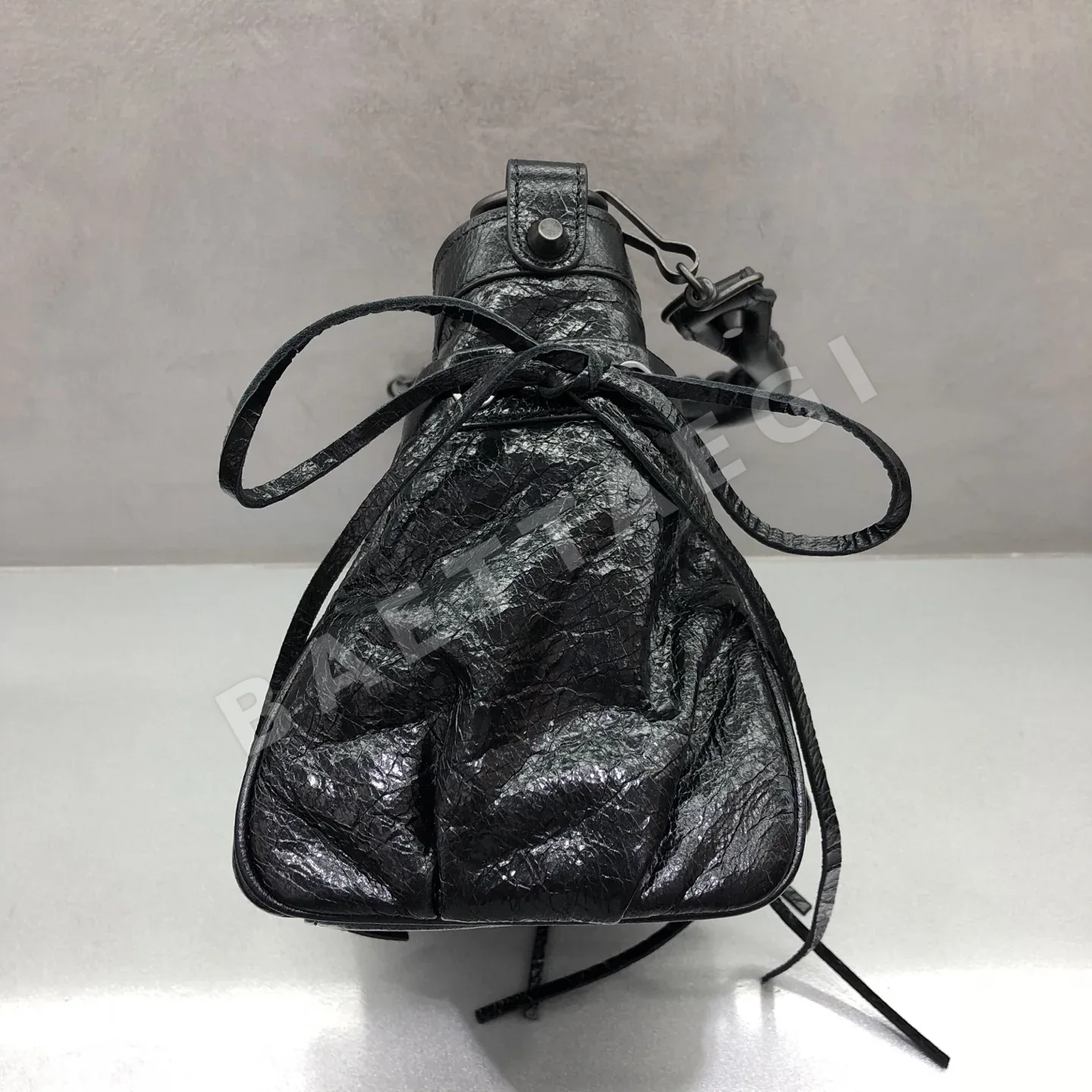발렌시아가 플리츠 모터사이클 버킷 가방 상세 이미지 3