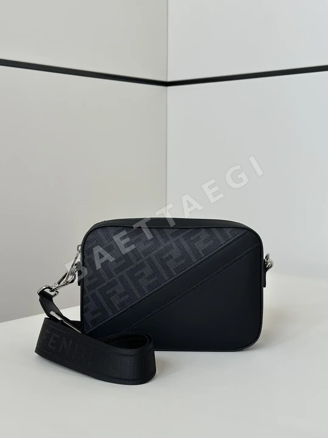 펜디 FF 모노그램 가죽 카메라 크로스백 상세 이미지 2