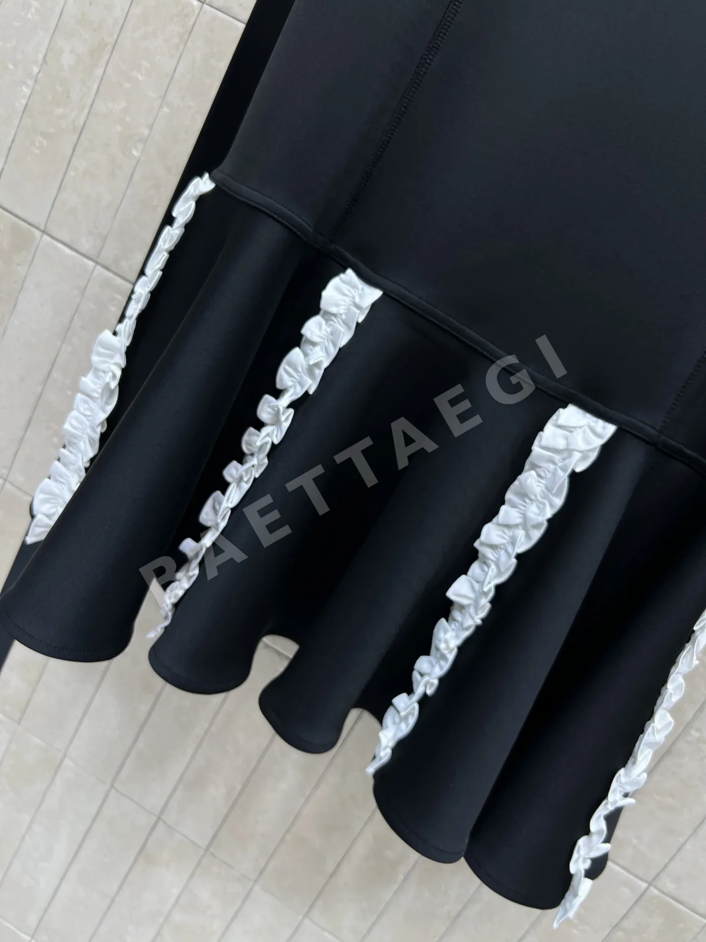 루이비통 블랙 프릴 에어레이어 여성 원피스 상세 이미지 4