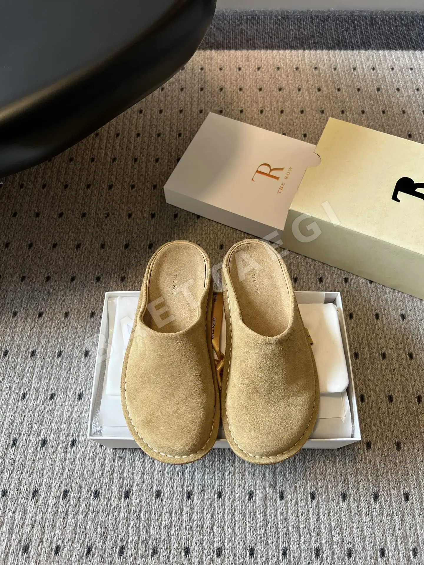 더로우 앞코 덮인 뮬 샌들 95380