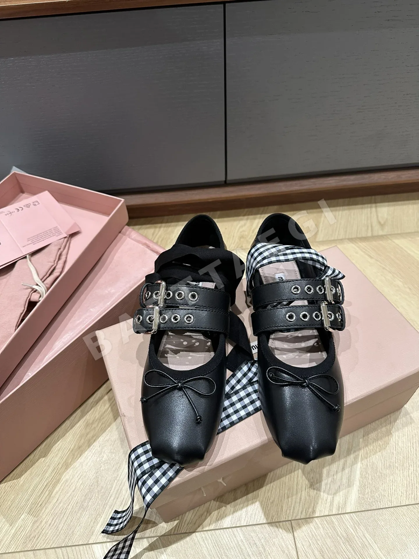 미우미우 클래식 레이스업 신발 상세 이미지 2