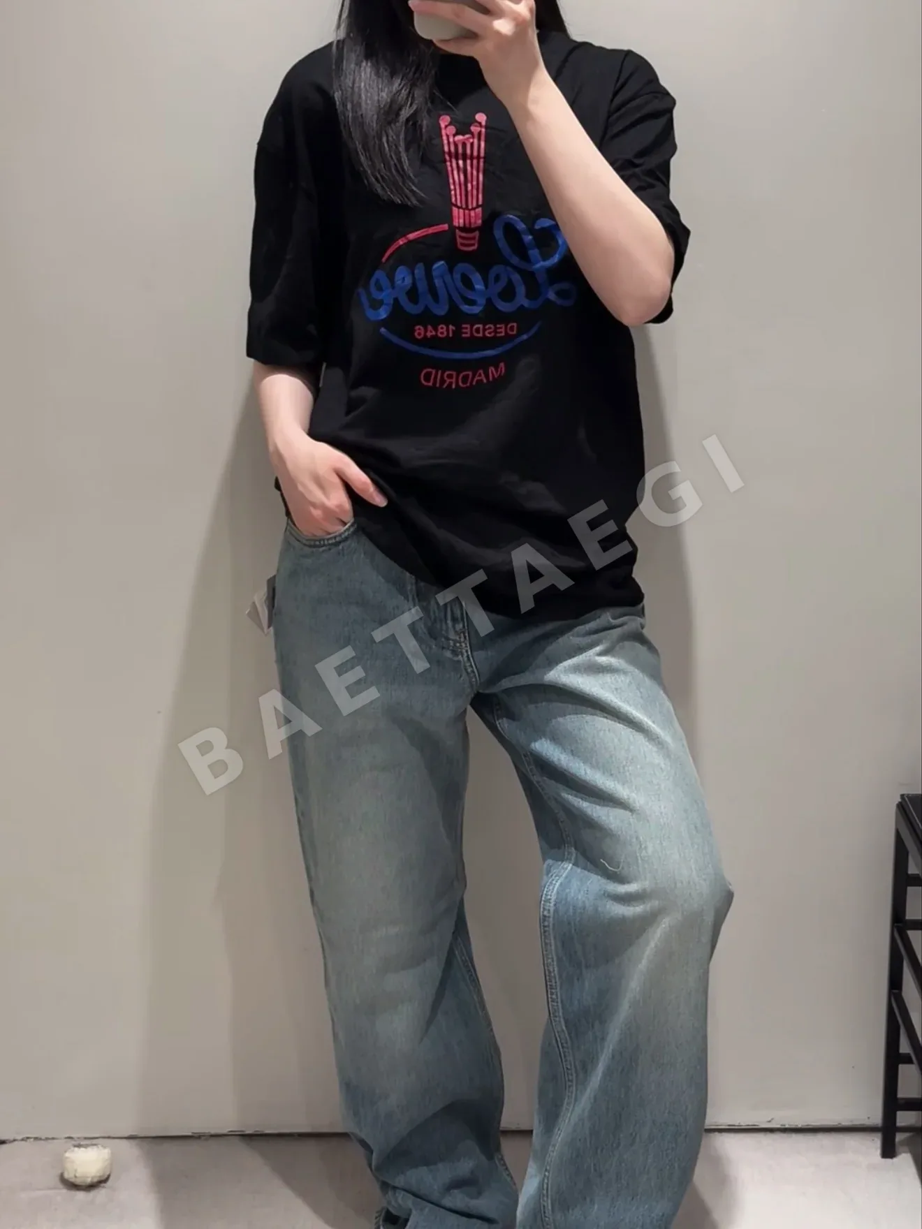 로에베 레트로 데미지 프린트 여성 반팔 티셔츠 상세 이미지 2