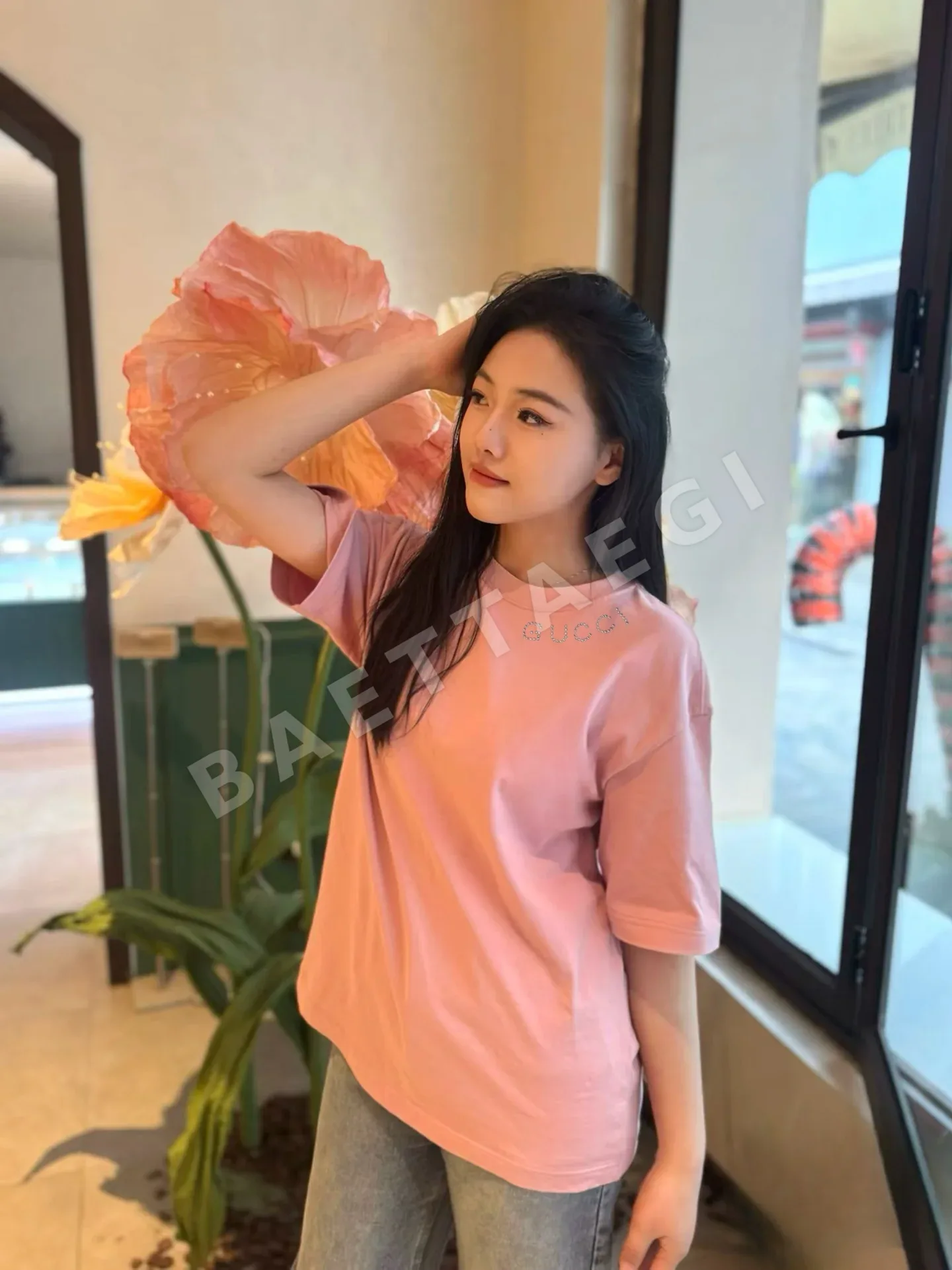구찌 네크라인 라인스톤 핑크 반팔 티셔츠 상세 이미지 4