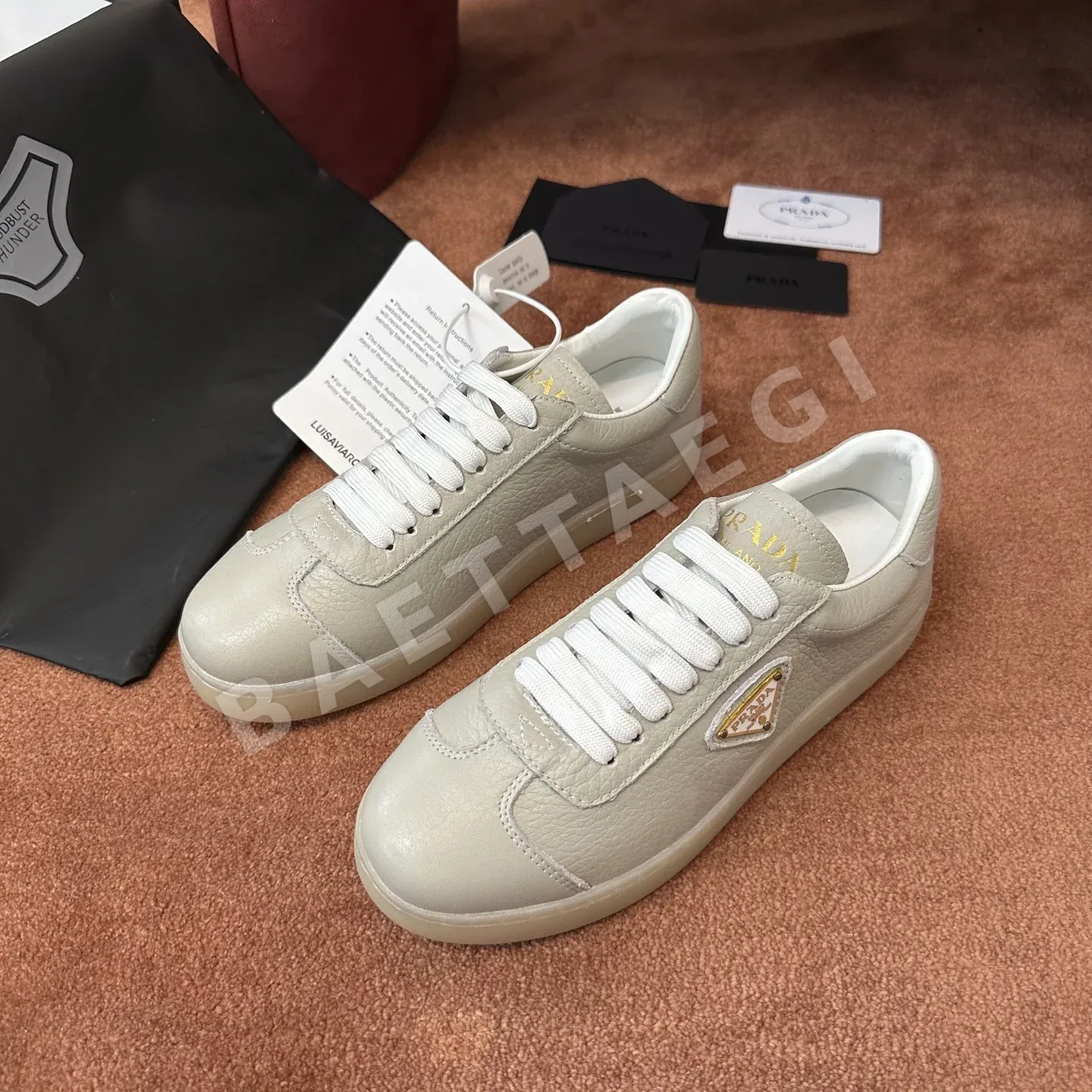 프라다(Prada) 스웨이드 스니커즈 상세 이미지 2