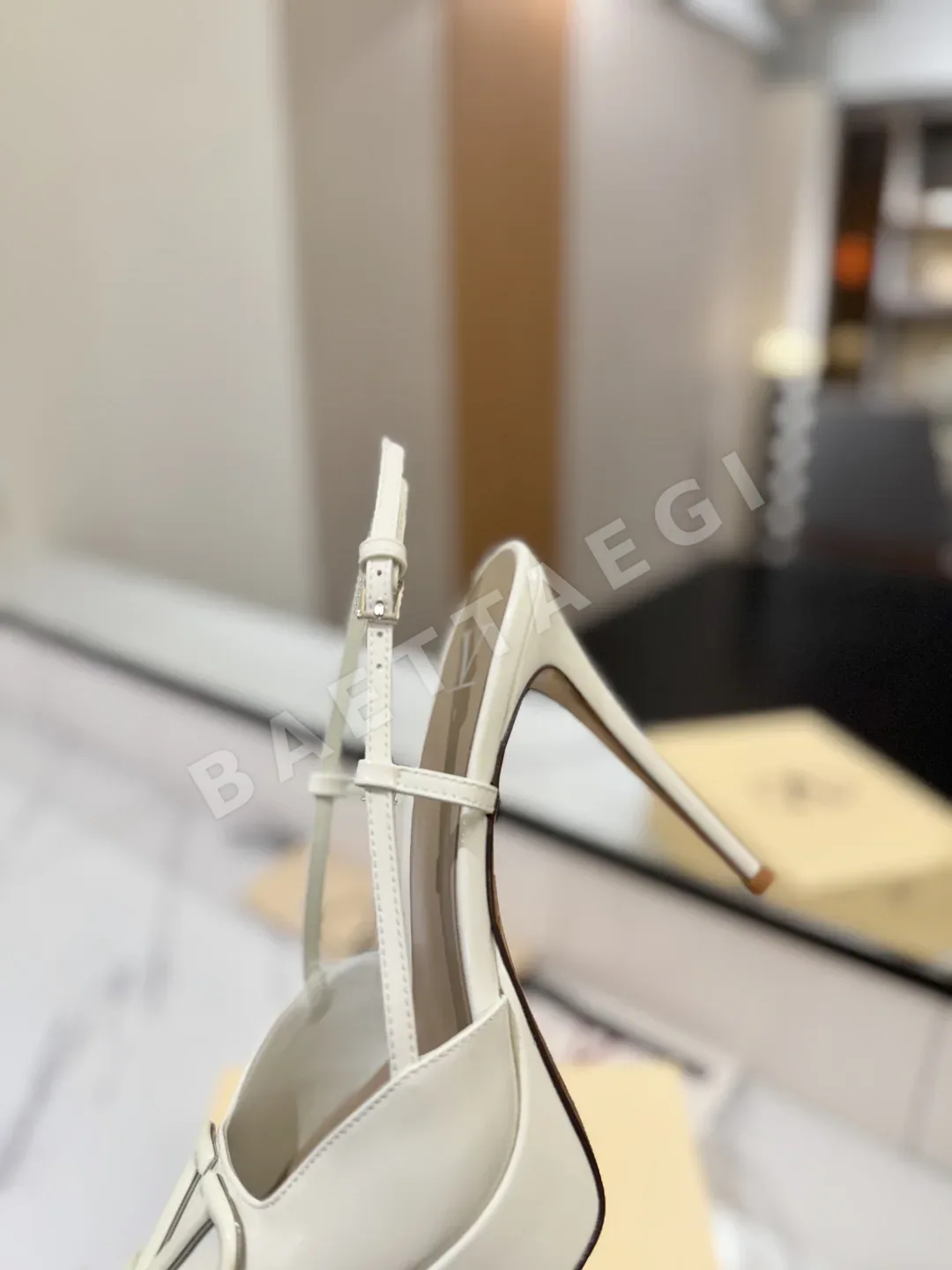 발렌티노 뾰족 앞코 V 버클 하이힐 샌들 상세 이미지 7