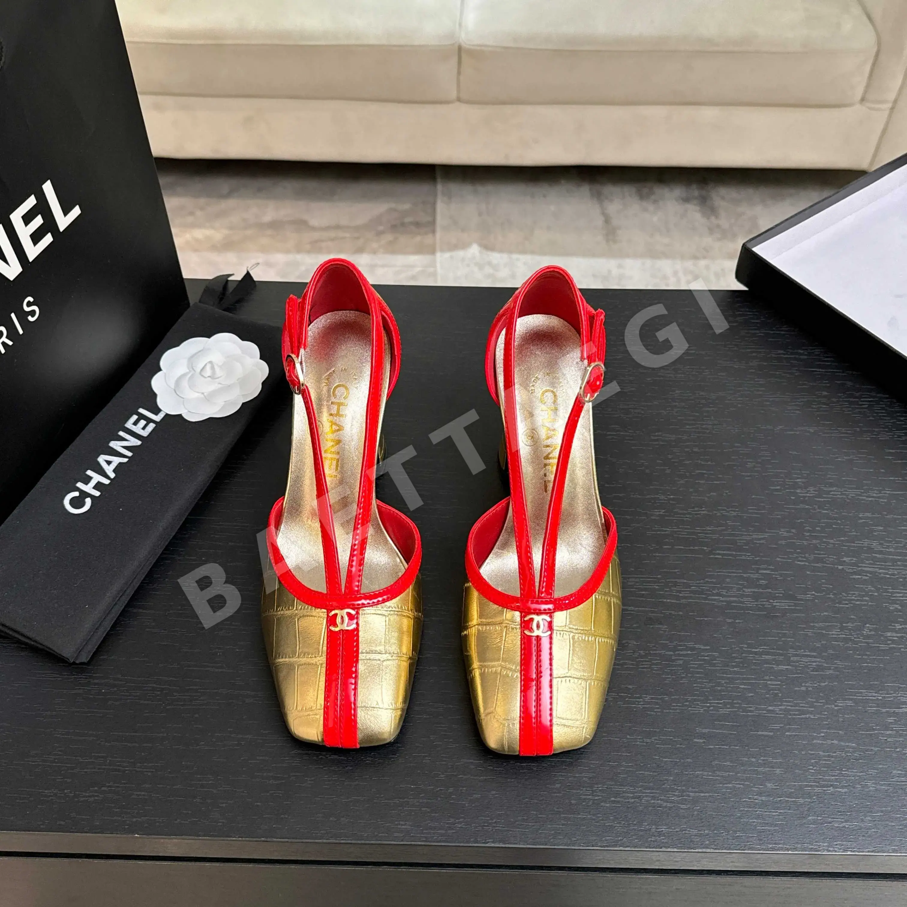 샤넬 더블 C 장식 스트랩 오픈토 샌들 98459