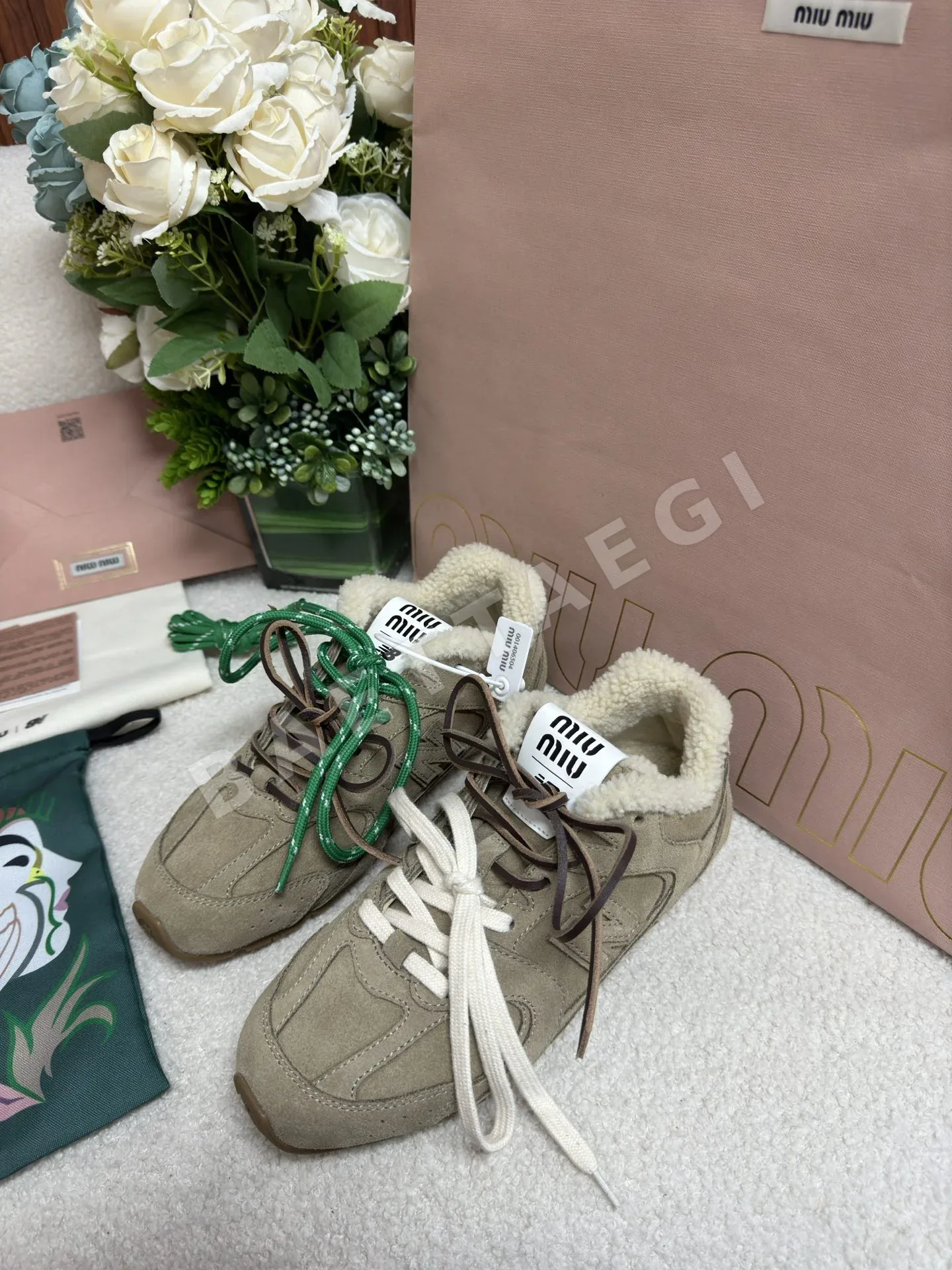 미우미우 퍼 콜라보레이션 스니커즈 상세 이미지 2