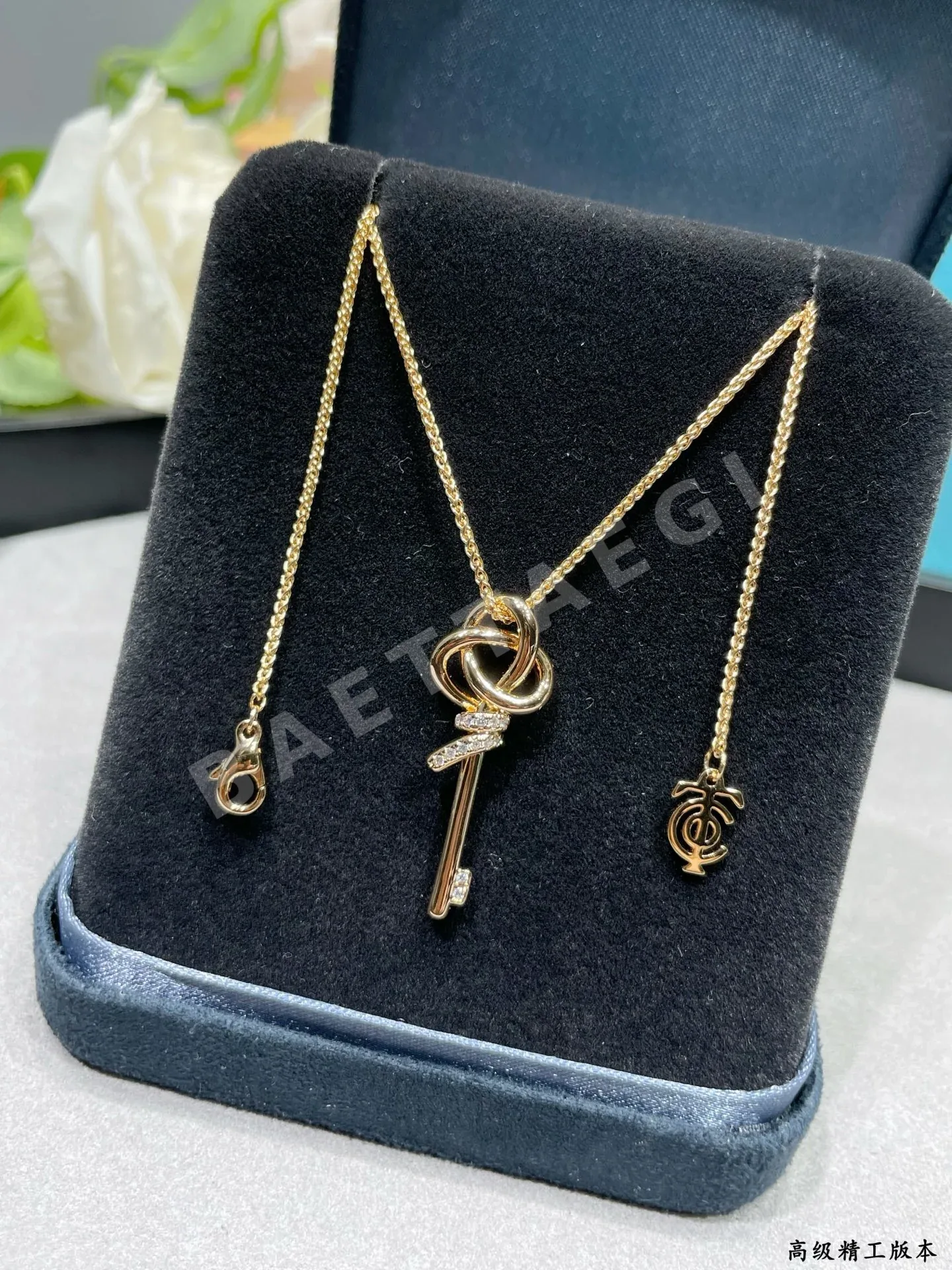 티파니 18K 골드 다이아몬드 T 노트 키 목걸이 상세 이미지 4