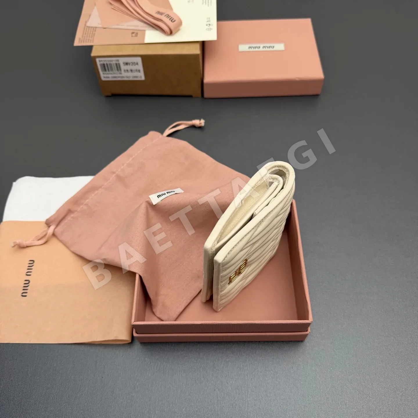 미우미우 마틀라세 양가죽 스몰 지갑 상세 이미지 4