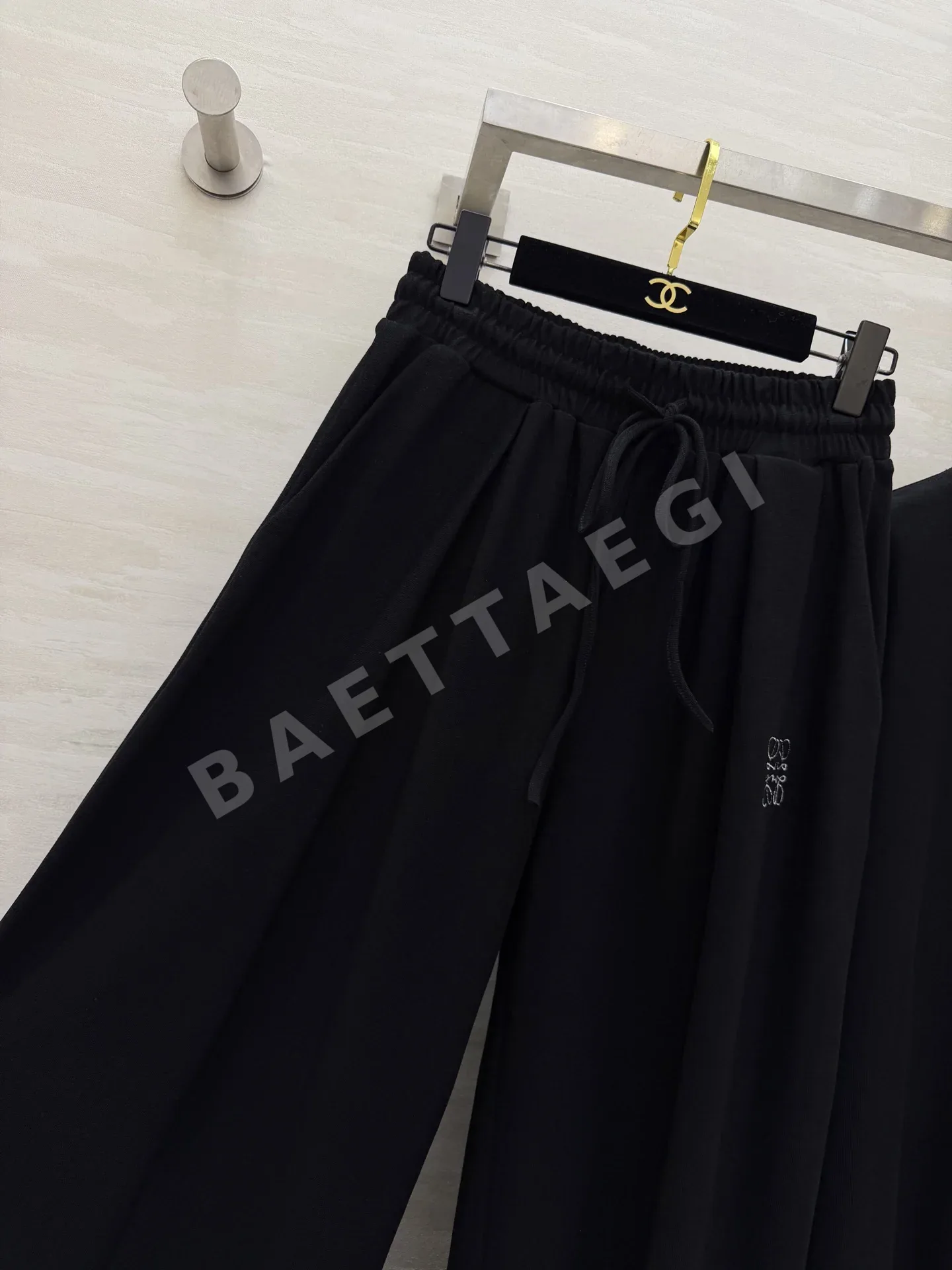 로에베 루즈핏 티셔츠 와이드 팬츠 세트 상세 이미지 5