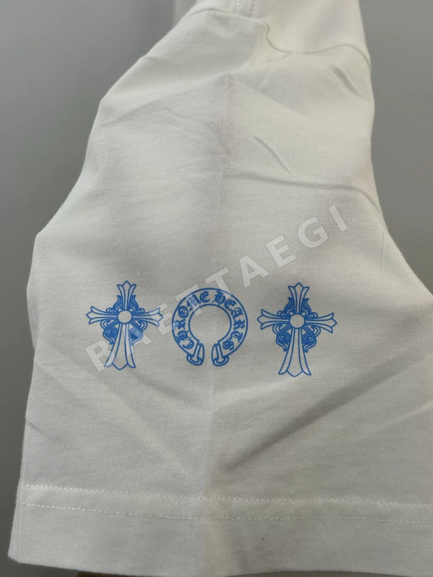 크롬하츠 흰색 파란색 크로스 프린트 남성 반팔 티셔츠 상세 이미지 5