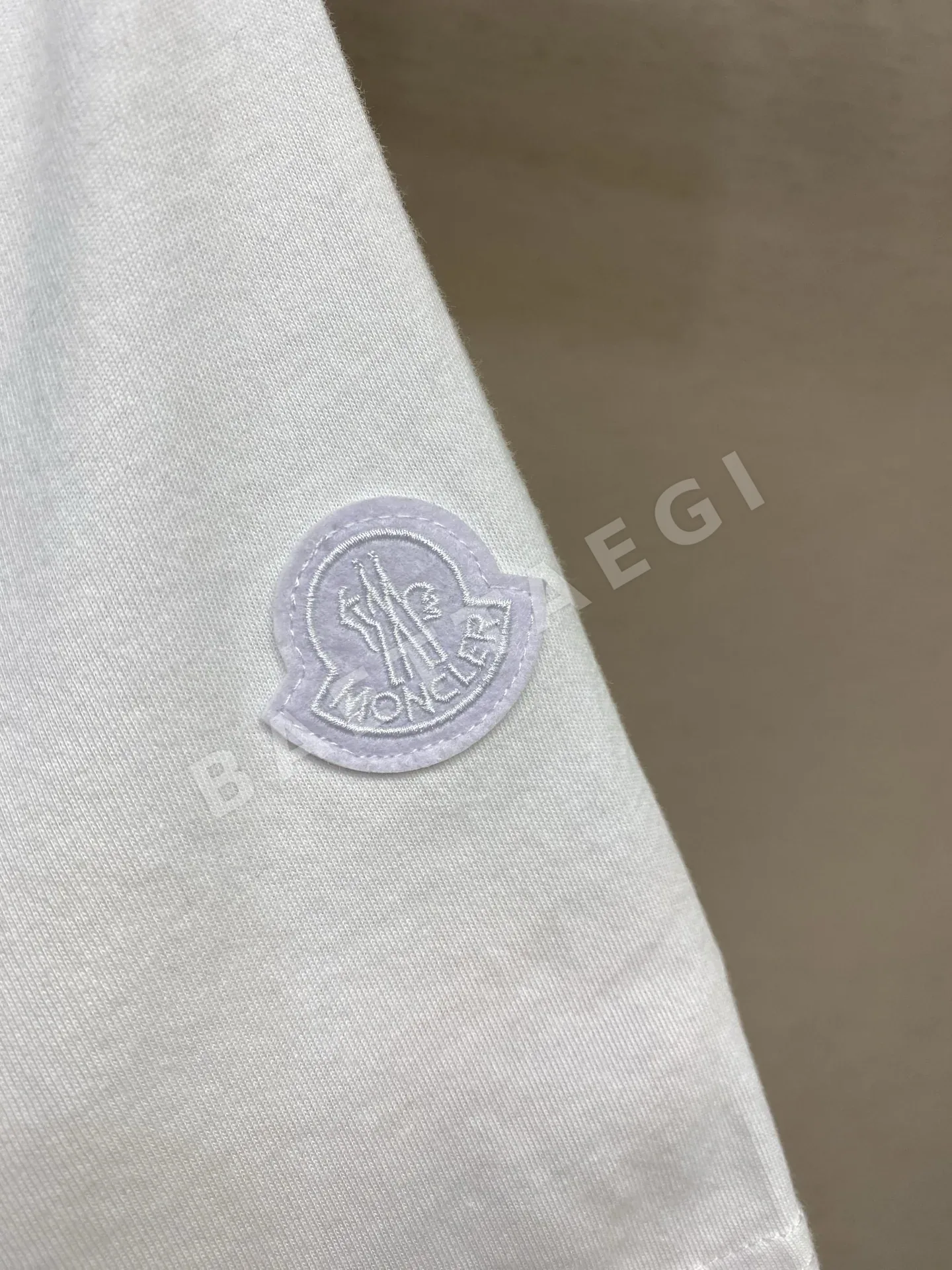 몽클레르 로고 프린트 남성 반팔티셔츠 상세 이미지 5