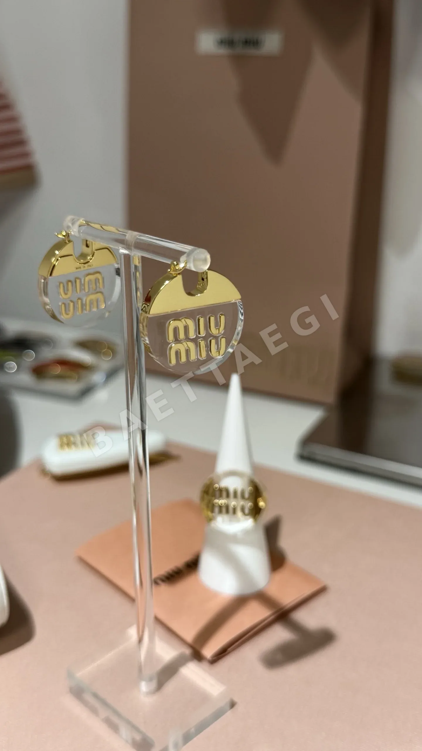 미우미우 반투명 수지 골드 문자 모티브 귀걸이 상세 이미지 4