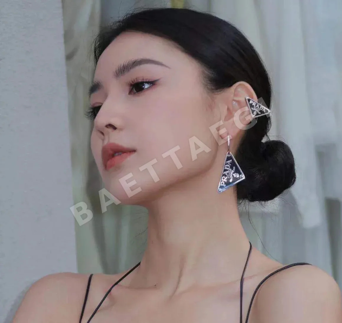 프라다 삼각형 귀걸이 상세 이미지 3