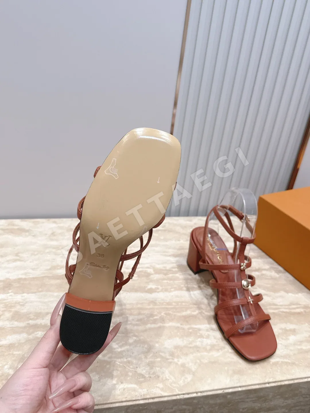 루이비통 메탈 버클 청키 힐 샌달 상세 이미지 6